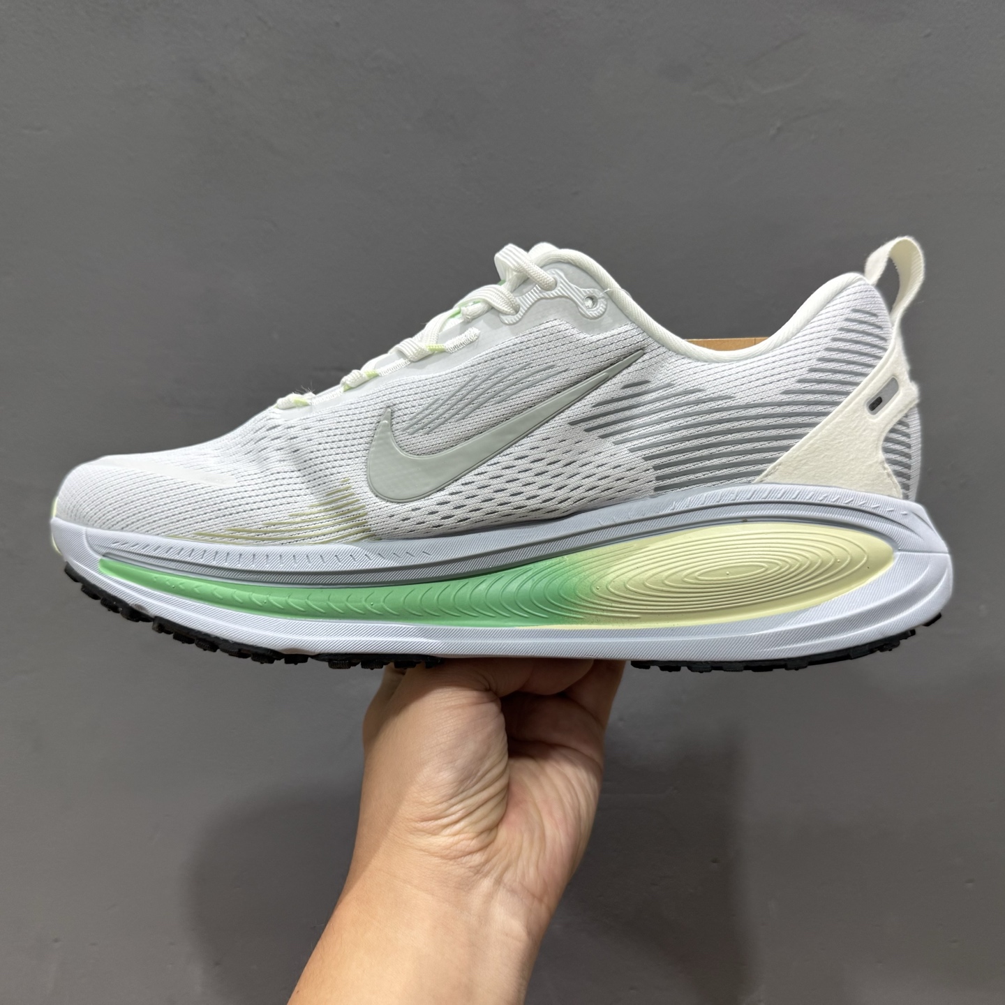 ￥190 Nike Air Zoom Vomero 18 登月18 2025新款缓震休闲跑鞋 HM6804-108