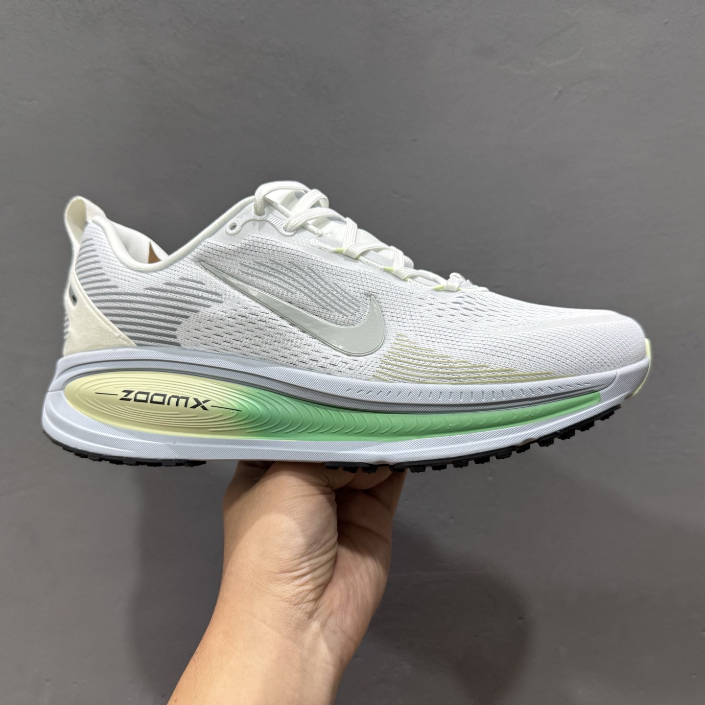 ￥190 Nike Air Zoom Vomero 18 登月18 2025新款缓震休闲跑鞋 HM6804-108