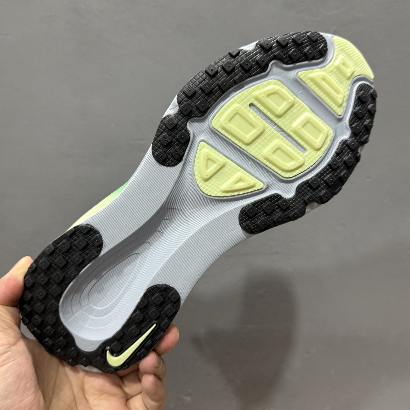 ￥190 Nike Air Zoom Vomero 18 登月18 2025新款缓震休闲跑鞋 HM6804-108