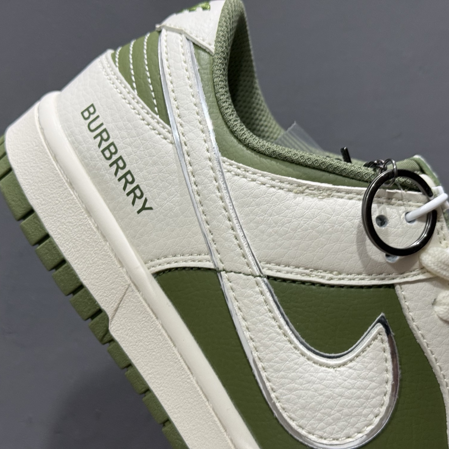 220 Supreme x Nk SB Dunk Low 联名款米灰小勾 低帮休闲板鞋 XZ1658-001