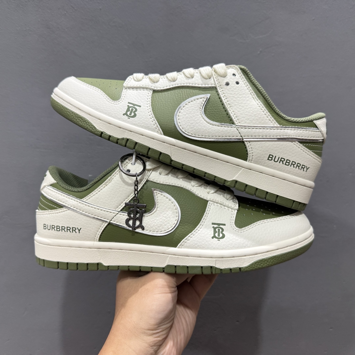 220 Supreme x Nk SB Dunk Low 联名款米灰小勾 低帮休闲板鞋 XZ1658-001