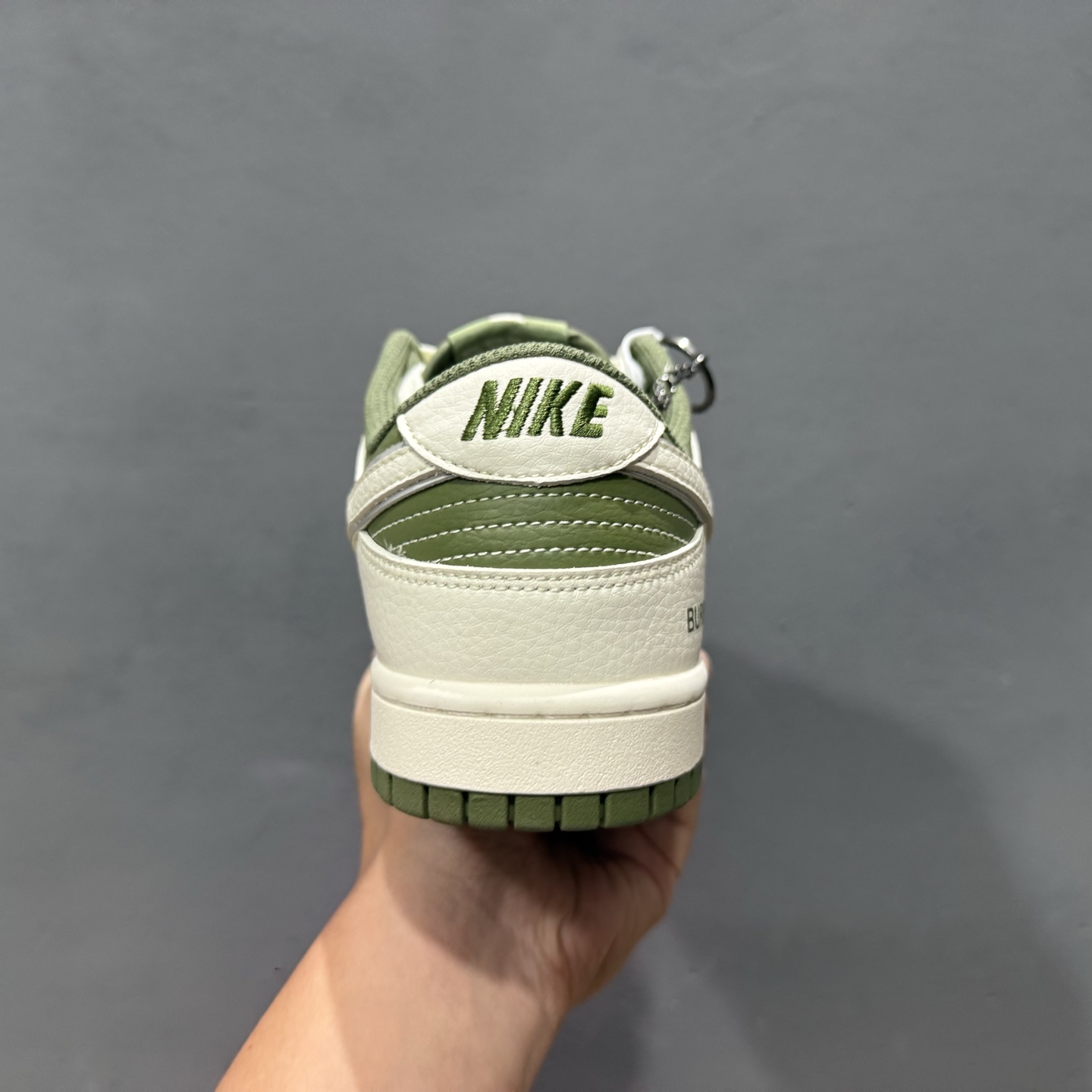 220 Supreme x Nk SB Dunk Low 联名款米灰小勾 低帮休闲板鞋 XZ1658-001