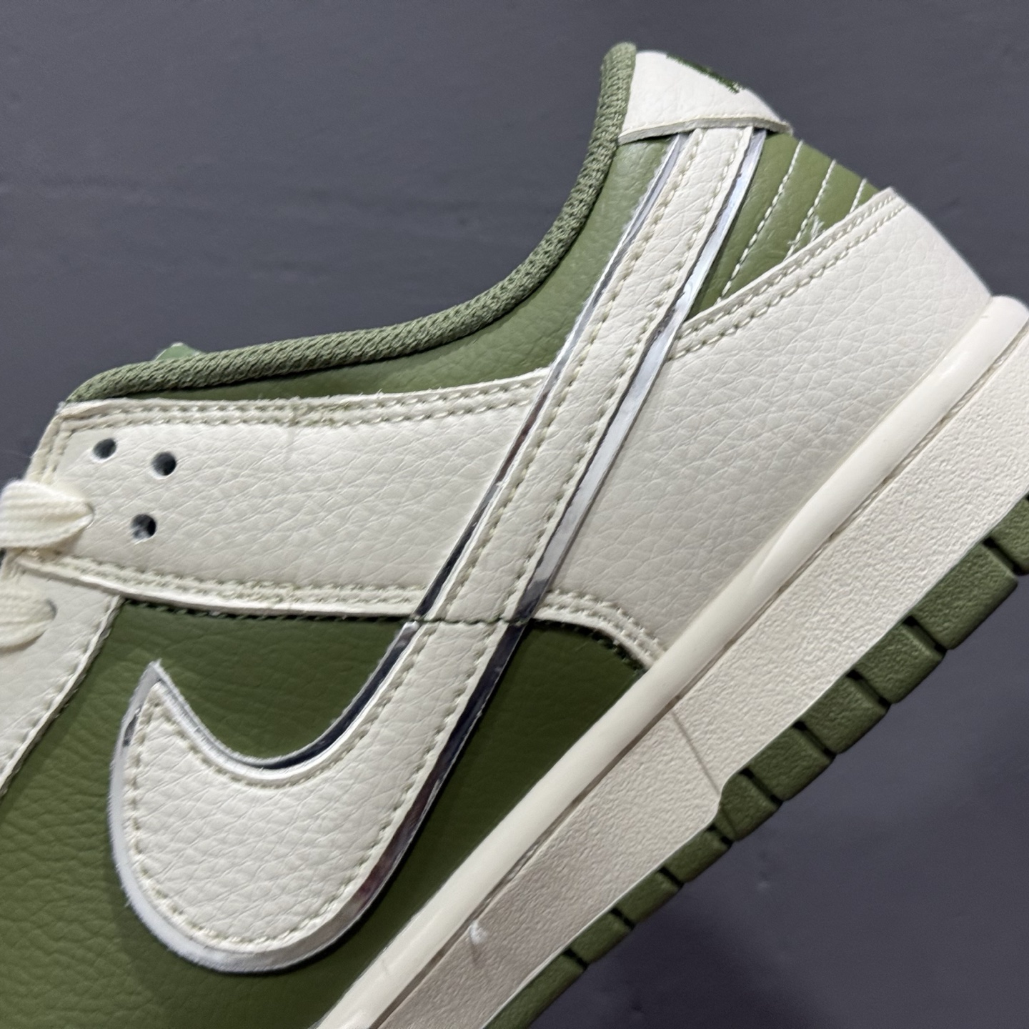 220 Supreme x Nk SB Dunk Low 联名款米灰小勾 低帮休闲板鞋 XZ1658-001