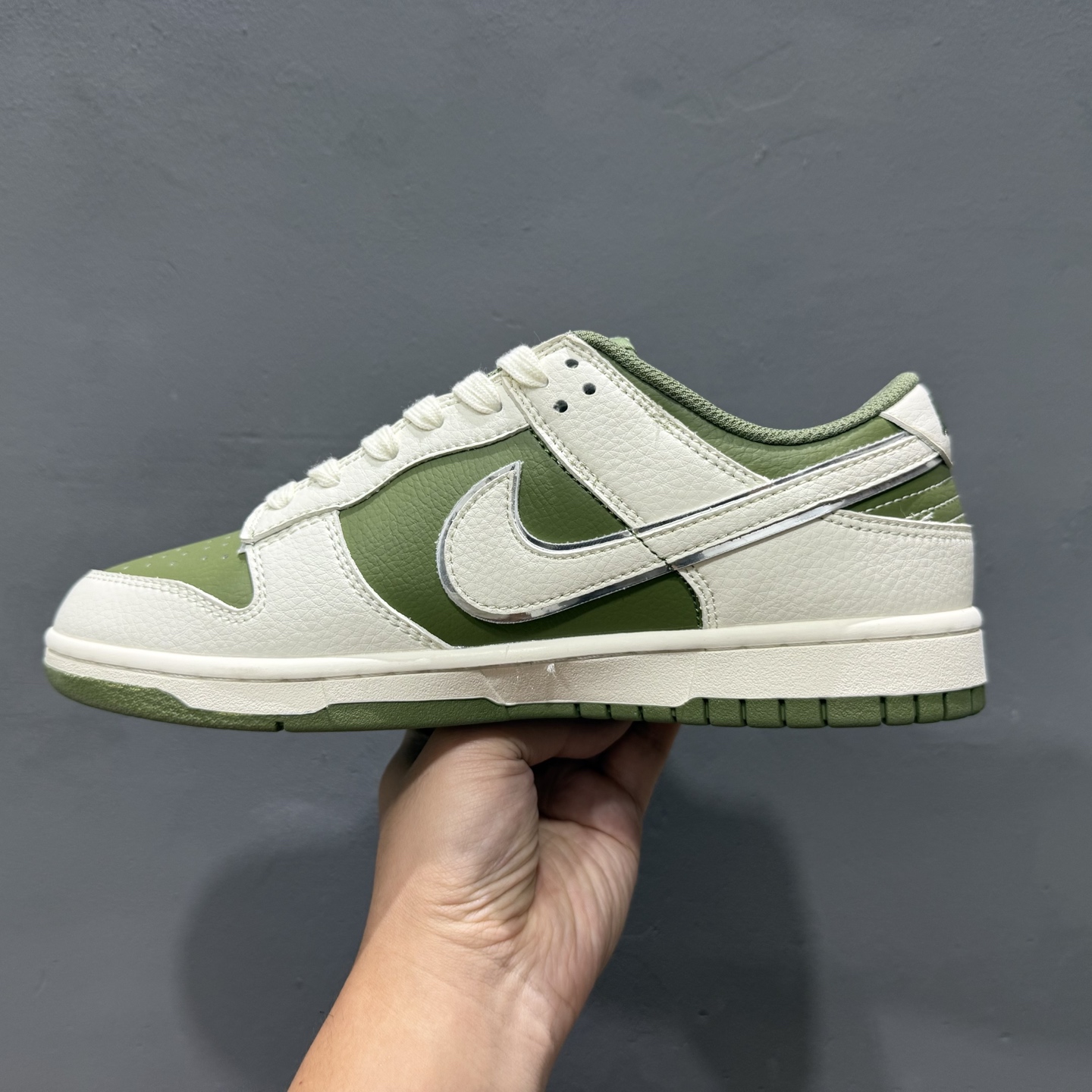 220 Supreme x Nk SB Dunk Low 联名款米灰小勾 低帮休闲板鞋 XZ1658-001