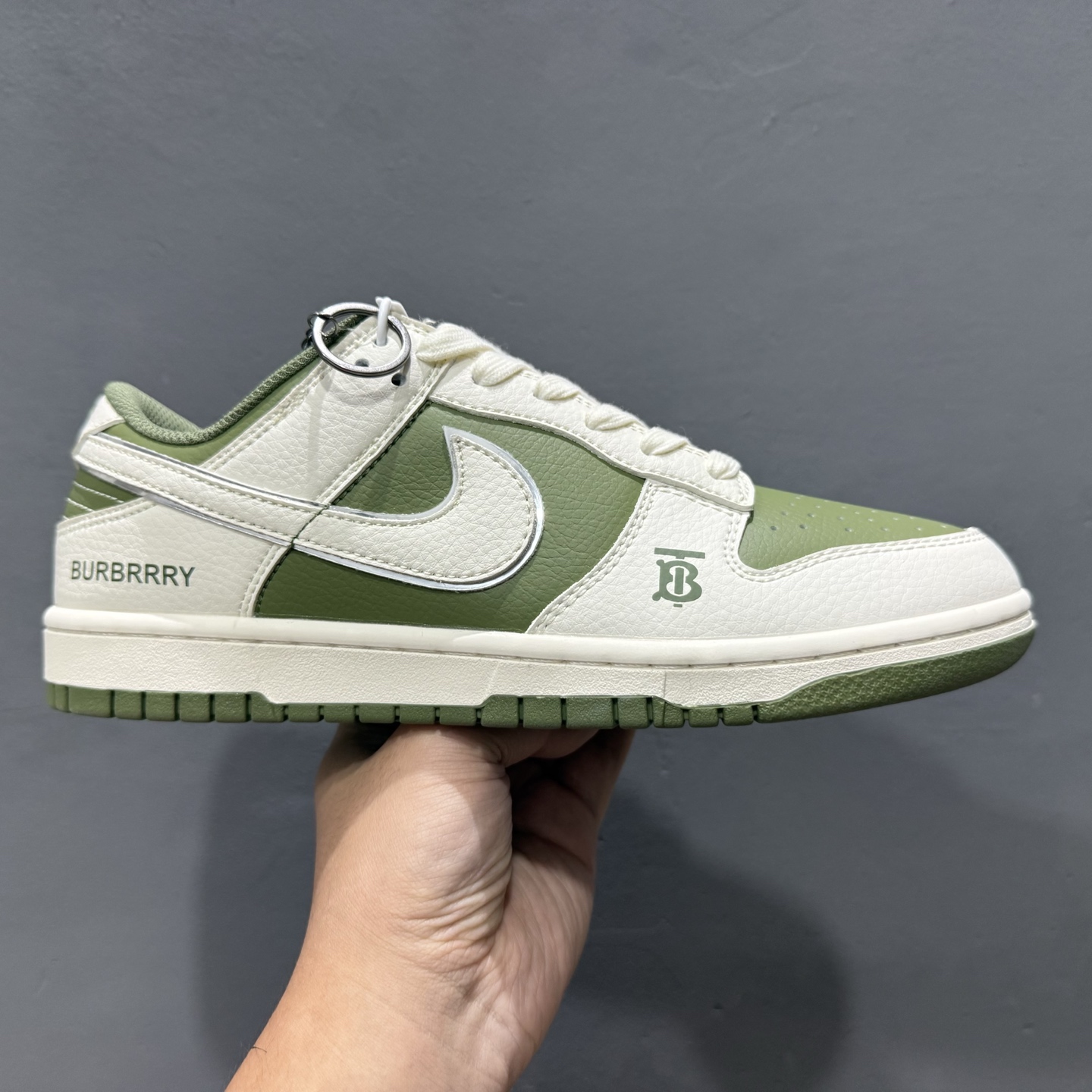 220 Supreme x Nk SB Dunk Low 联名款米灰小勾 低帮休闲板鞋 XZ1658-001