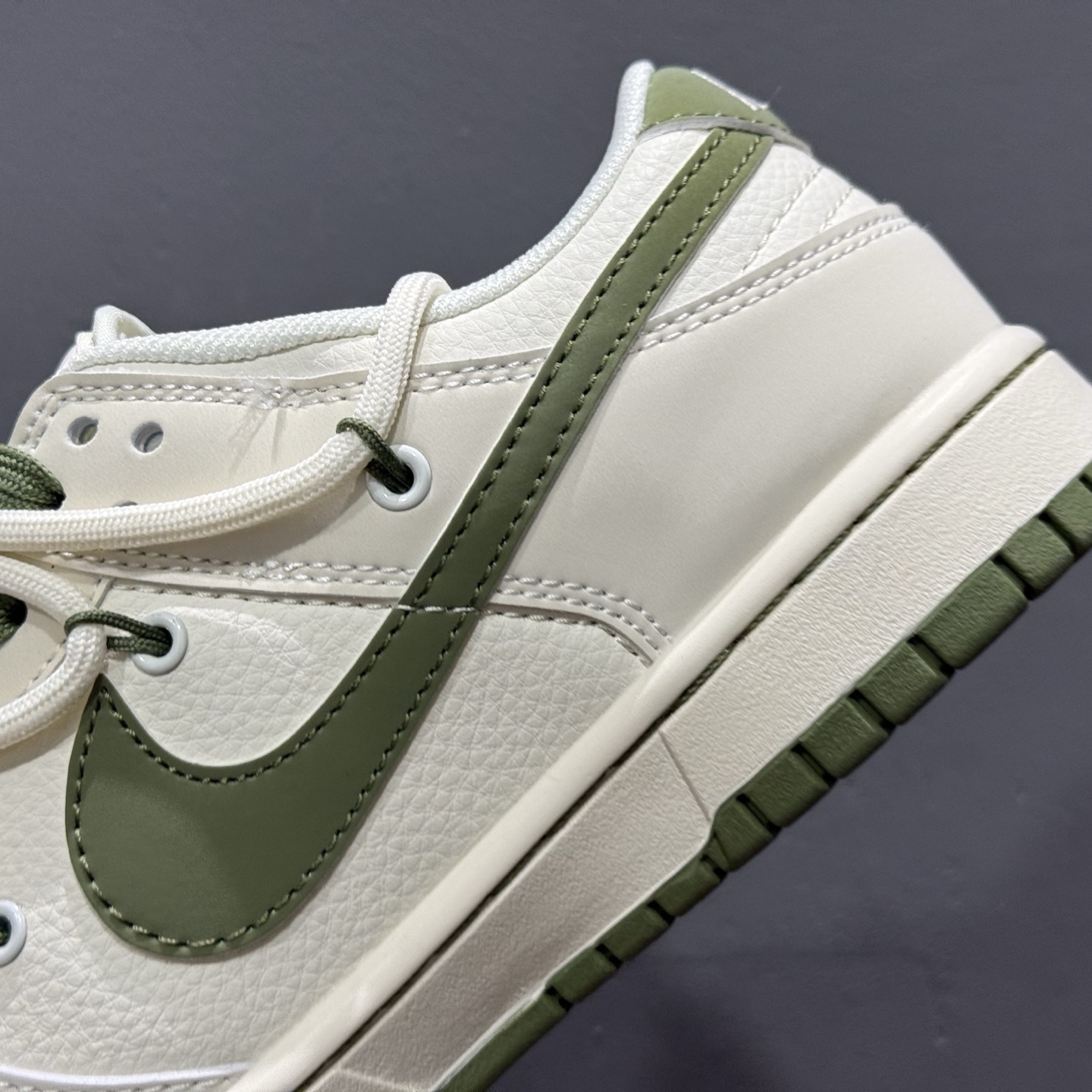 300 Supreme x Nike Dunk Low 绑带米白绿勾 DM6868-090