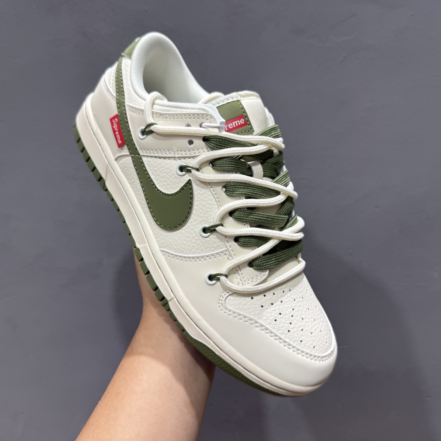 300 Supreme x Nike Dunk Low 绑带米白绿勾 DM6868-090