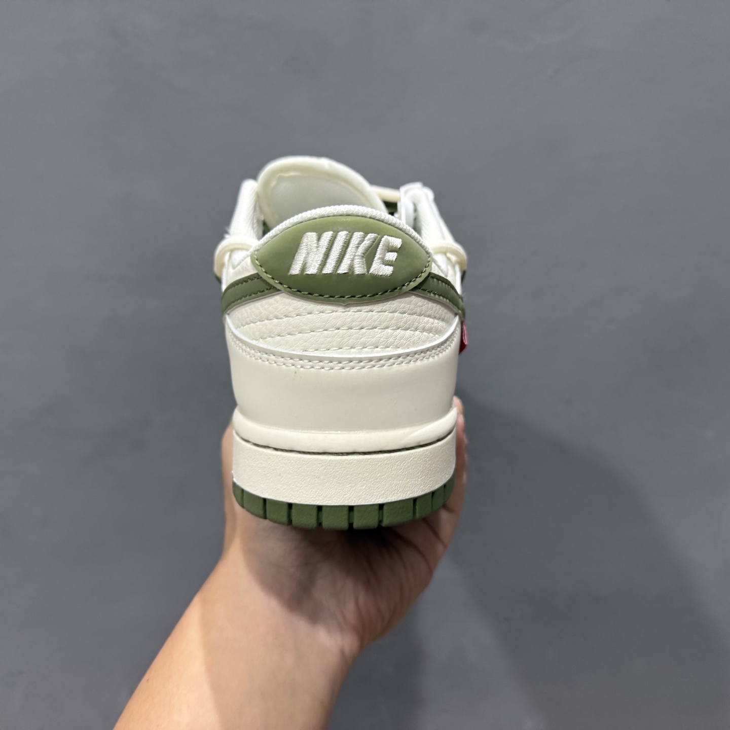 300 Supreme x Nike Dunk Low 绑带米白绿勾 DM6868-090