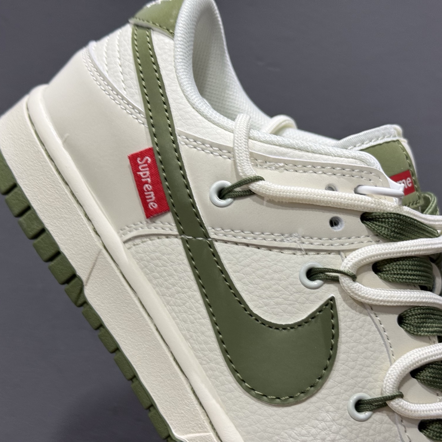 300 Supreme x Nike Dunk Low 绑带米白绿勾 DM6868-090