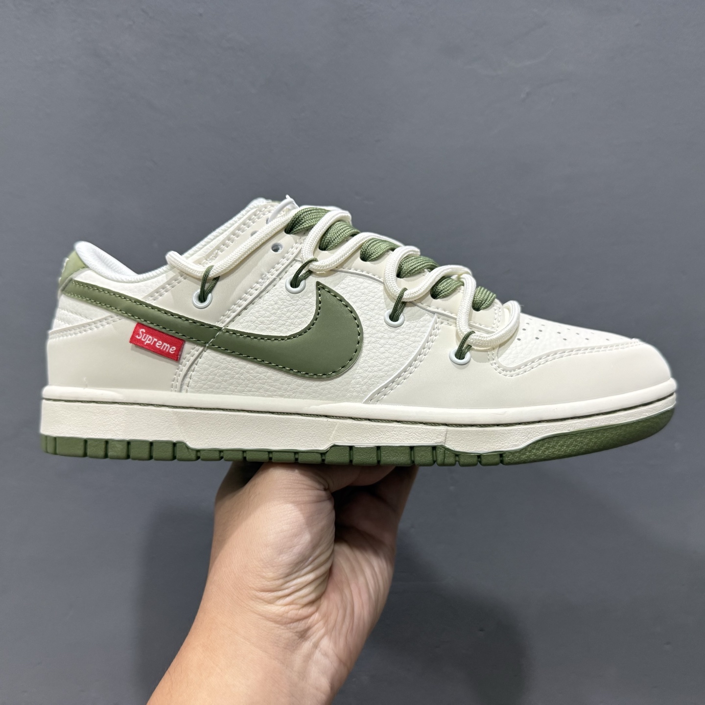 300 Supreme x Nike Dunk Low 绑带米白绿勾 DM6868-090