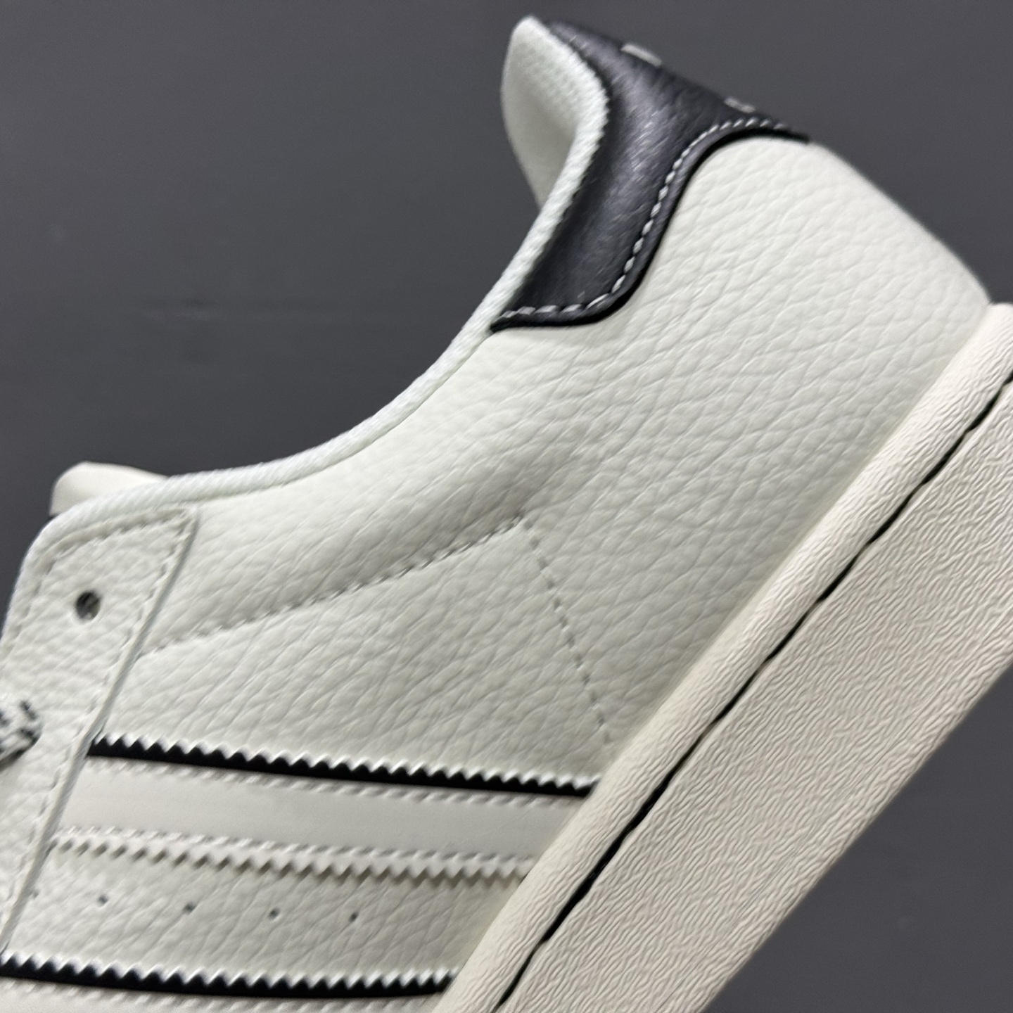 240 Adidas Originals 斯图西联名款 白黑配色 经典贝壳头 SD6815