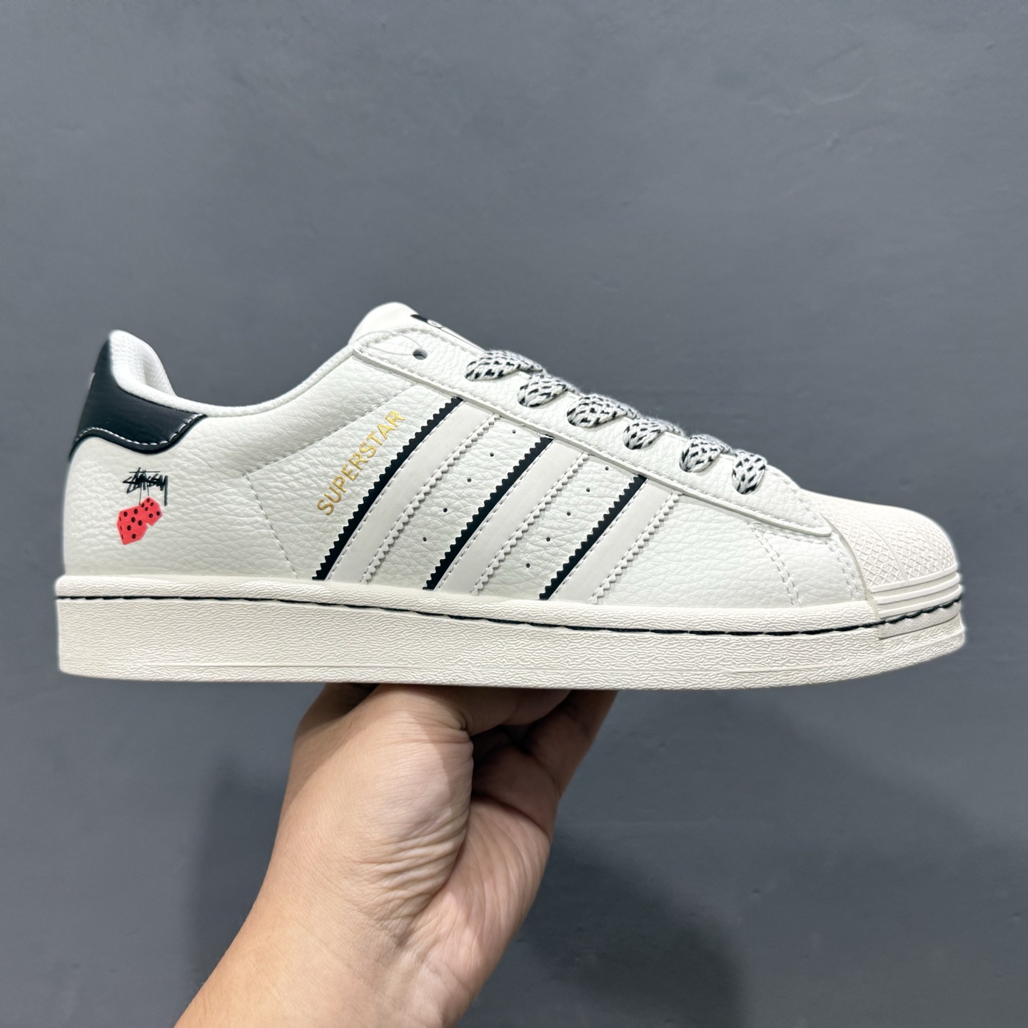 240 Adidas Originals 斯图西联名款 白黑配色 经典贝壳头 SD6815