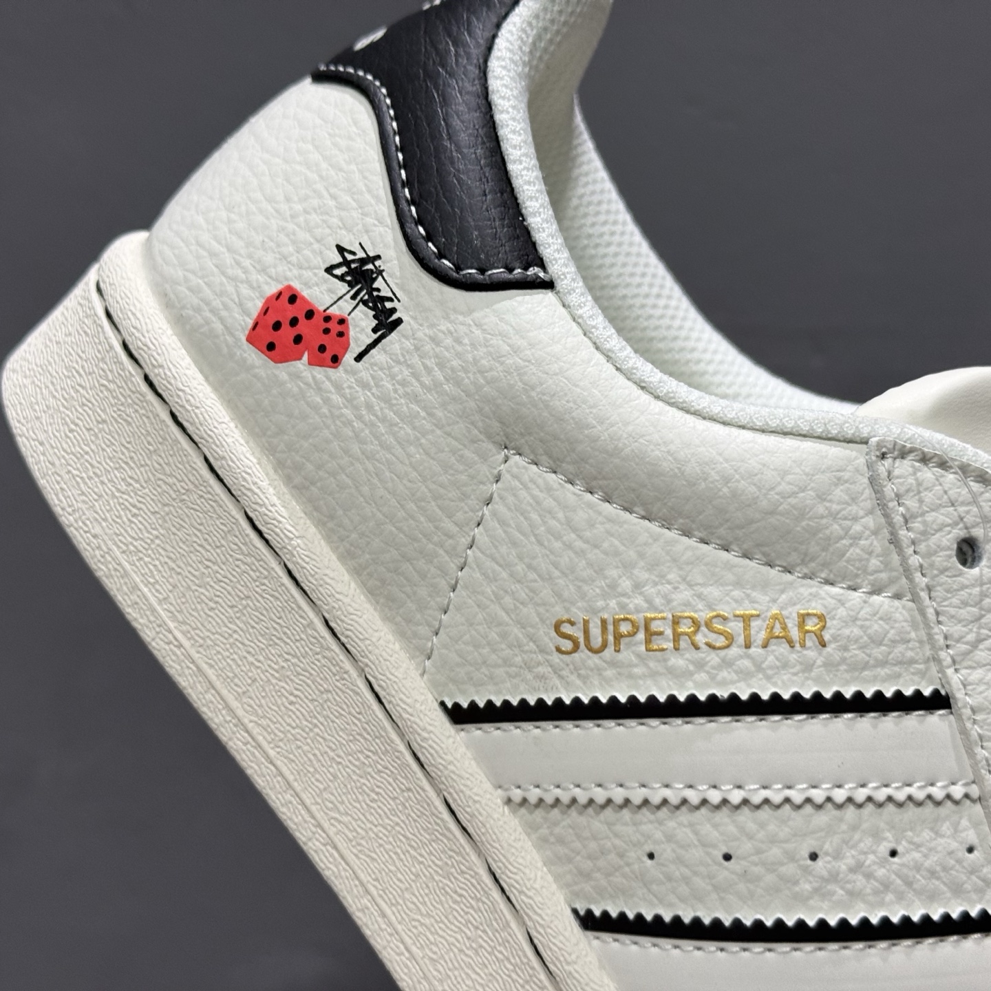 240 Adidas Originals 斯图西联名款 白黑配色 经典贝壳头 SD6815