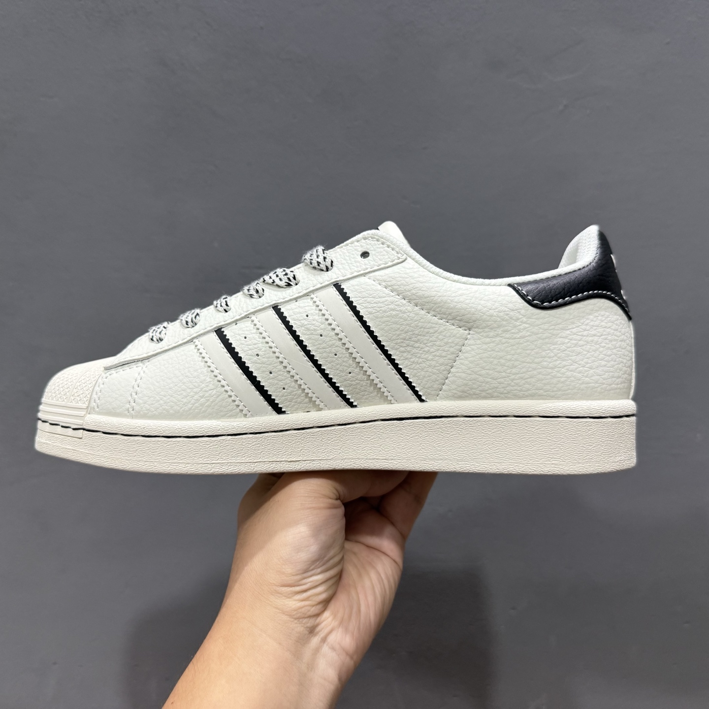 240 Adidas Originals 斯图西联名款 白黑配色 经典贝壳头 SD6815