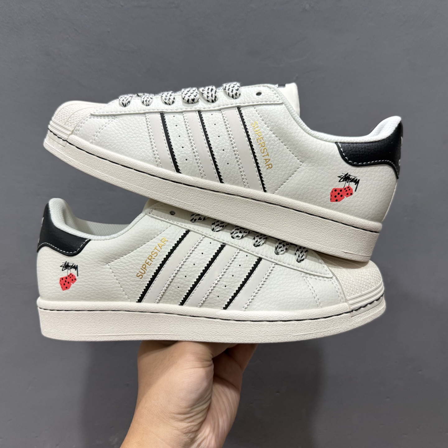 240 Adidas Originals 斯图西联名款 白黑配色 经典贝壳头 SD6815
