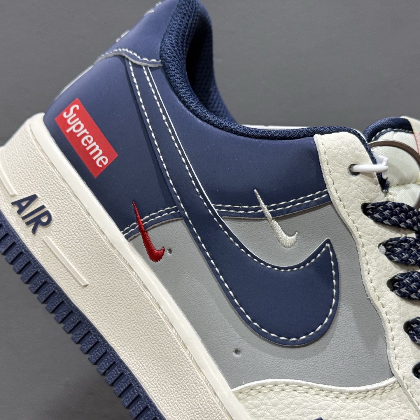260 Nike Air Force 1'07 Supreme 联名 白灰蓝 HH7518-054