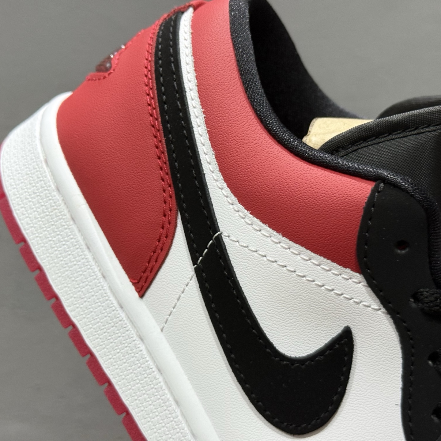 240 过验版本Air Jordan 1 Low ”White Black Gym Red” AJ1 乔1黑脚趾2.0 低帮文化休闲板鞋 IB8971-106