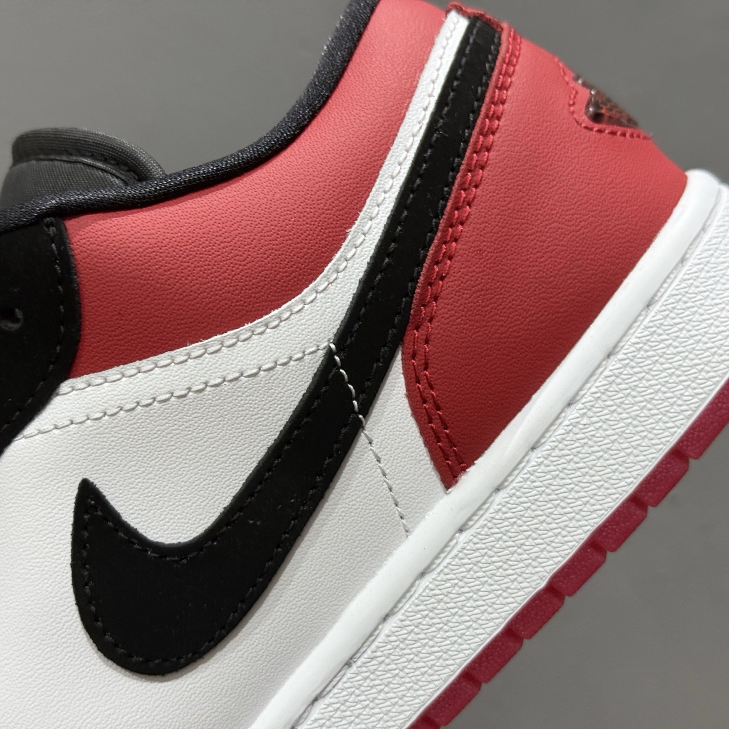 240 过验版本Air Jordan 1 Low ”White Black Gym Red” AJ1 乔1黑脚趾2.0 低帮文化休闲板鞋 IB8971-106