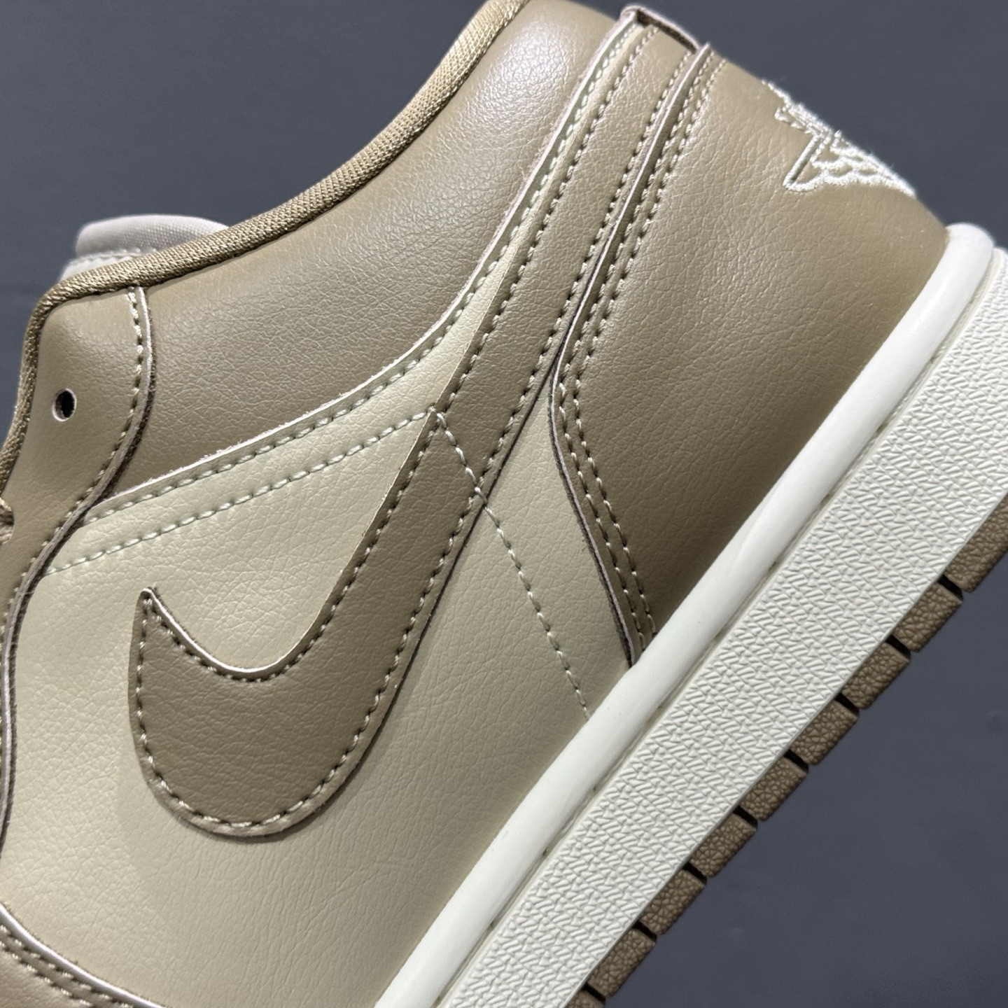 200 Air Jordan 1 Low AJ1 乔1低帮休闲板鞋 白橄榄绿 DC0774-203