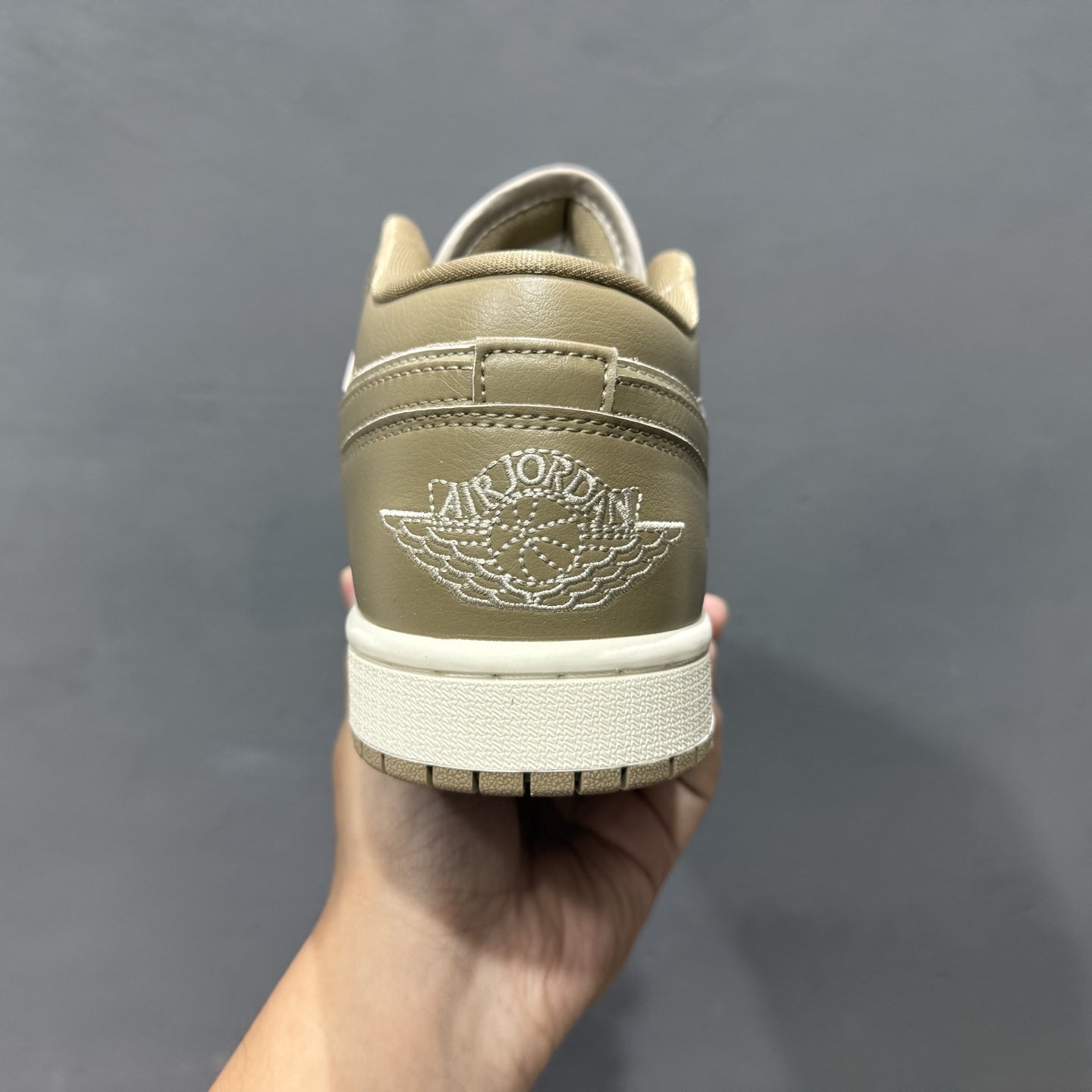 200 Air Jordan 1 Low AJ1 乔1低帮休闲板鞋 白橄榄绿 DC0774-203