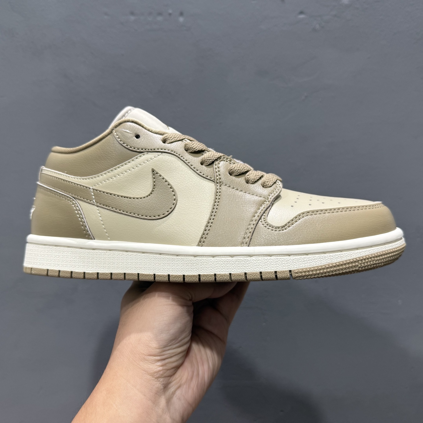 200 Air Jordan 1 Low AJ1 乔1低帮休闲板鞋 白橄榄绿 DC0774-203