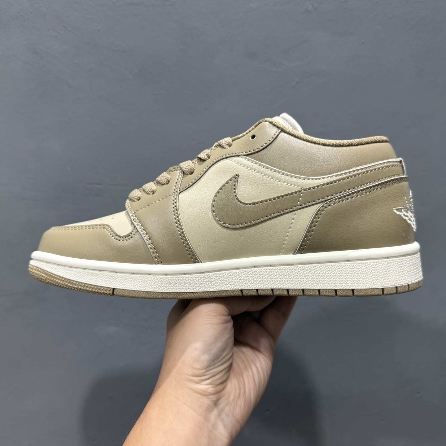 200 Air Jordan 1 Low AJ1 乔1低帮休闲板鞋 白橄榄绿 DC0774-203
