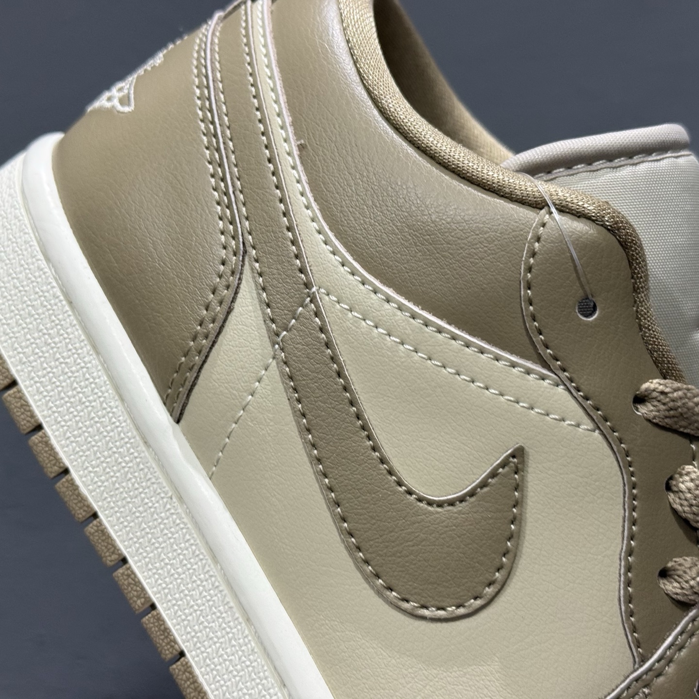 200 Air Jordan 1 Low AJ1 乔1低帮休闲板鞋 白橄榄绿 DC0774-203