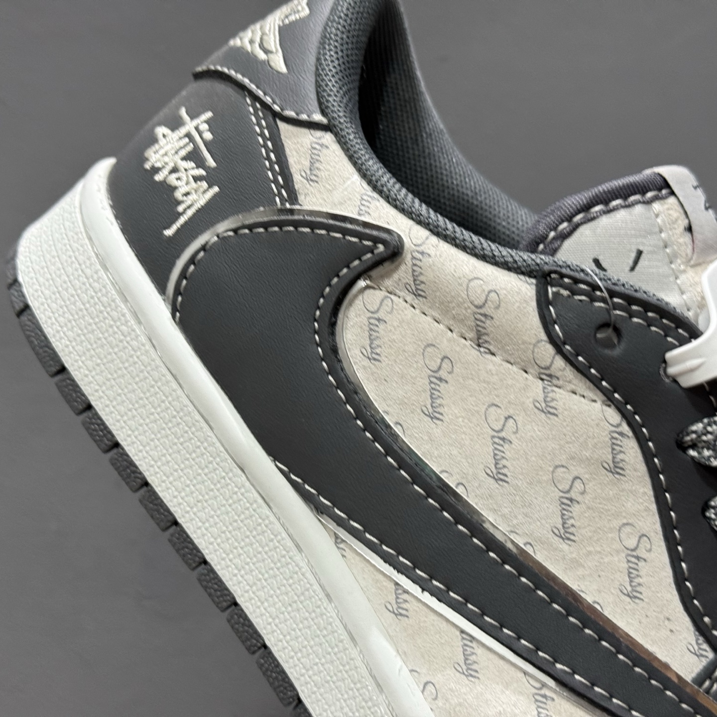 Travis Scott x Nike Air Jordan 1 Low x Stussy Air Jordan 1 Low 反转米灰小钩满天星倒钩 XZ3398-003
