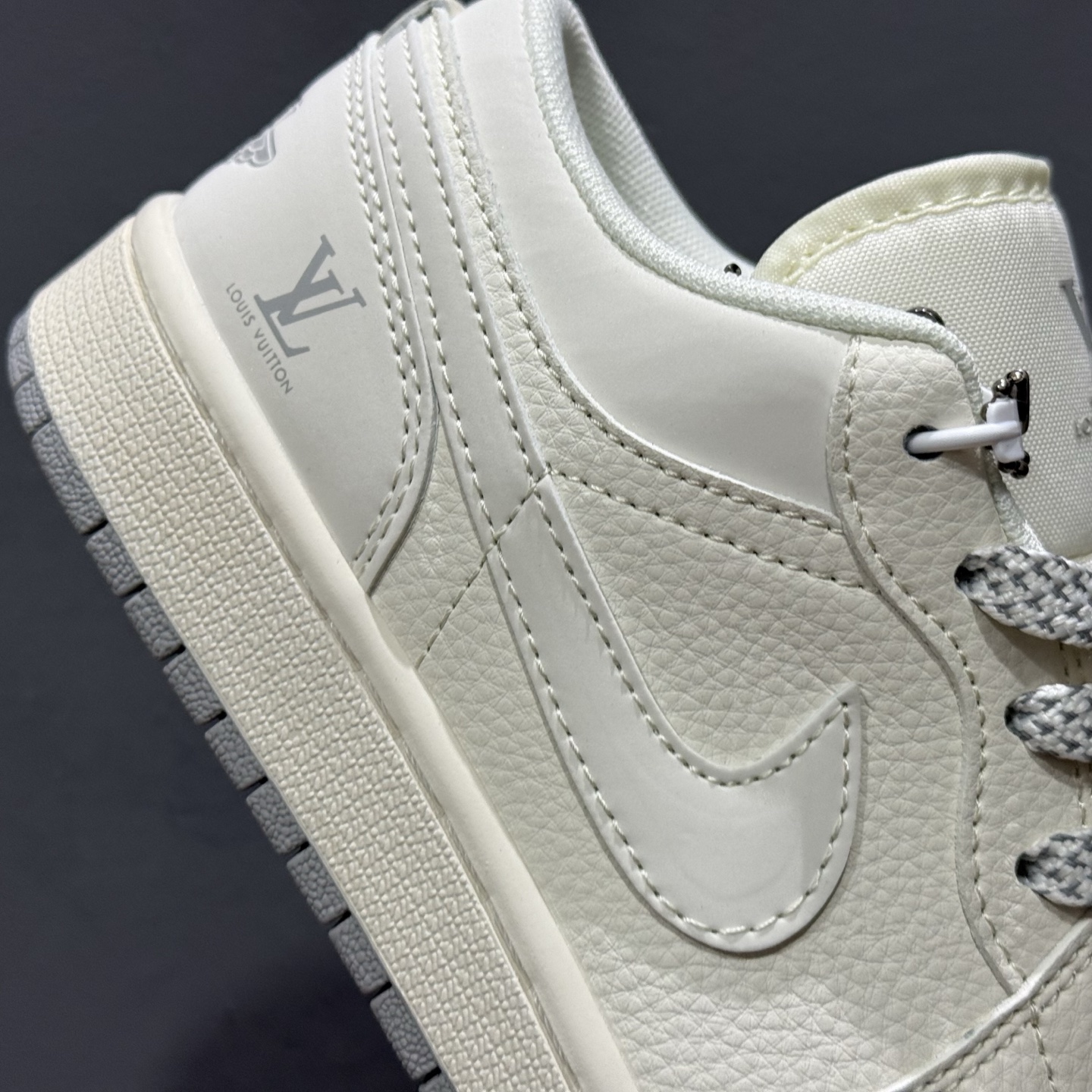 280 Air Jordan 1 Retro Low x Louis Vuitton 白银双小钩 XX3168-169