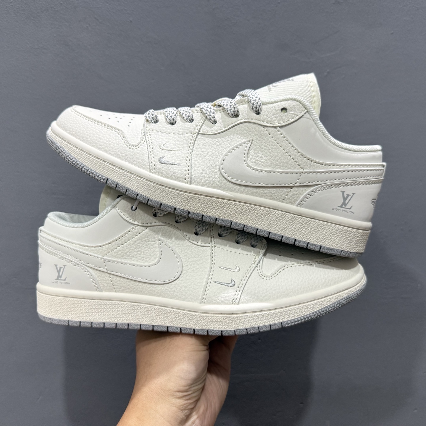 280 Air Jordan 1 Retro Low x Louis Vuitton 白银双小钩 XX3168-169