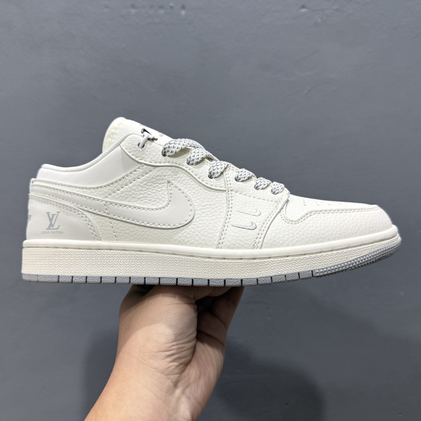 280 Air Jordan 1 Retro Low x Louis Vuitton 白银双小钩 XX3168-169