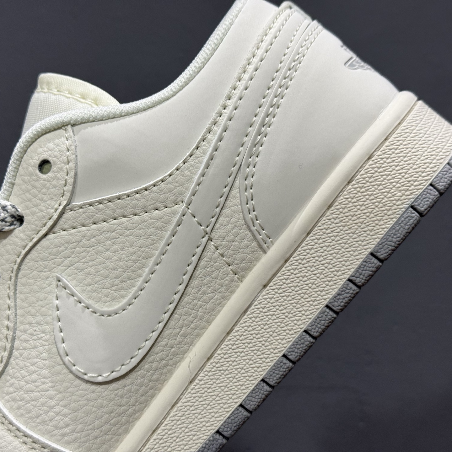 280 Air Jordan 1 Retro Low x Louis Vuitton 白银双小钩 XX3168-169