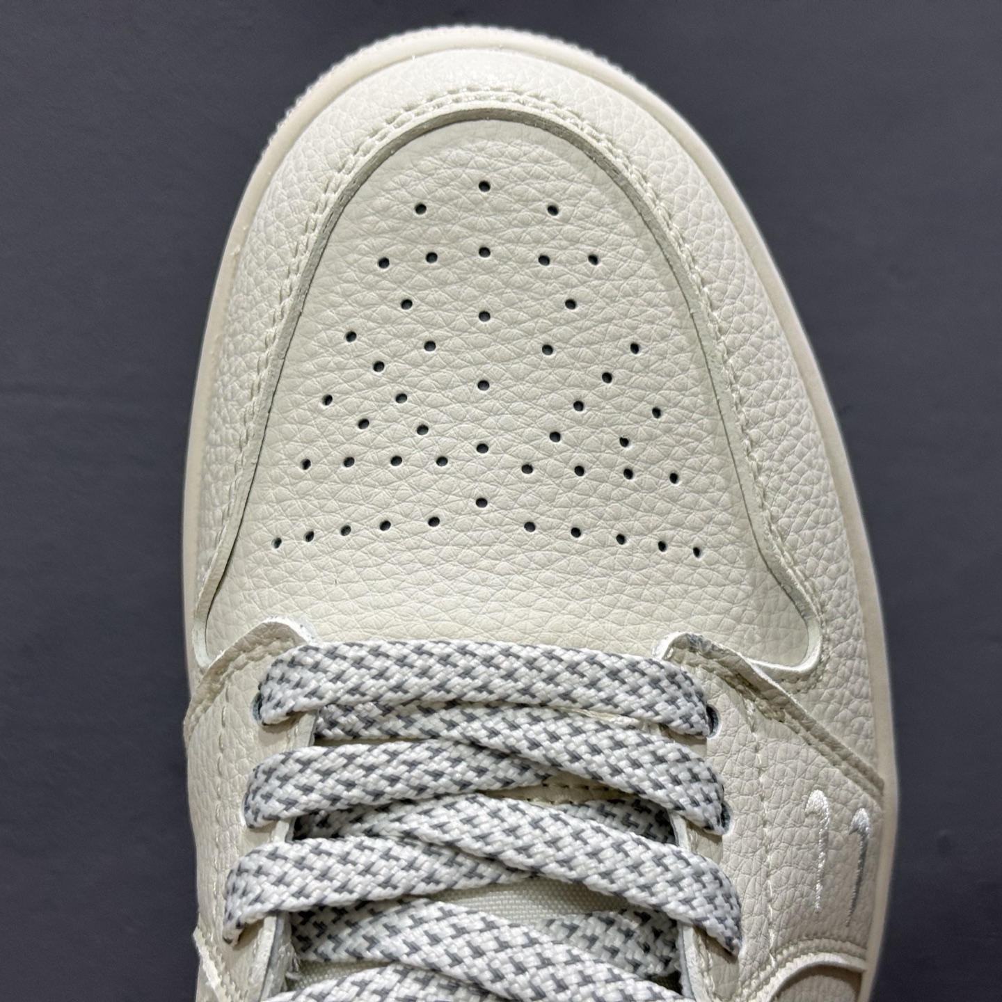 280 Air Jordan 1 Retro Low x Louis Vuitton 白银双小钩 XX3168-169