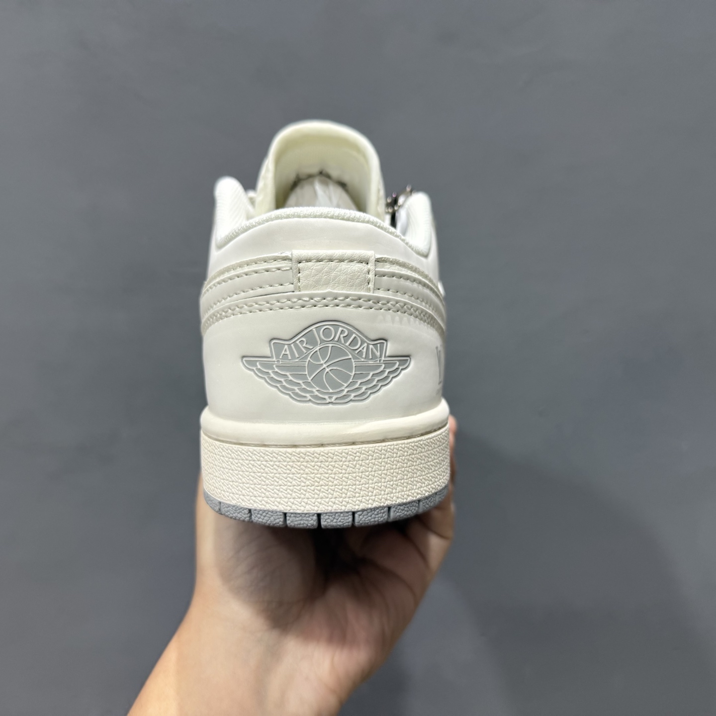 280 Air Jordan 1 Retro Low x Louis Vuitton 白银双小钩 XX3168-169