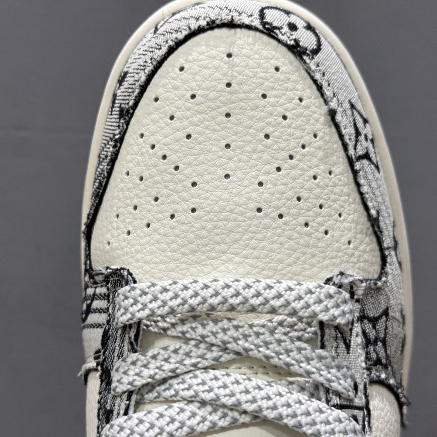 260 海外爆款限量发售！ Nike SB Dunk Low“LV联名——白灰黑底配色” 高端定制 低帮休闲板鞋 JY6988-110