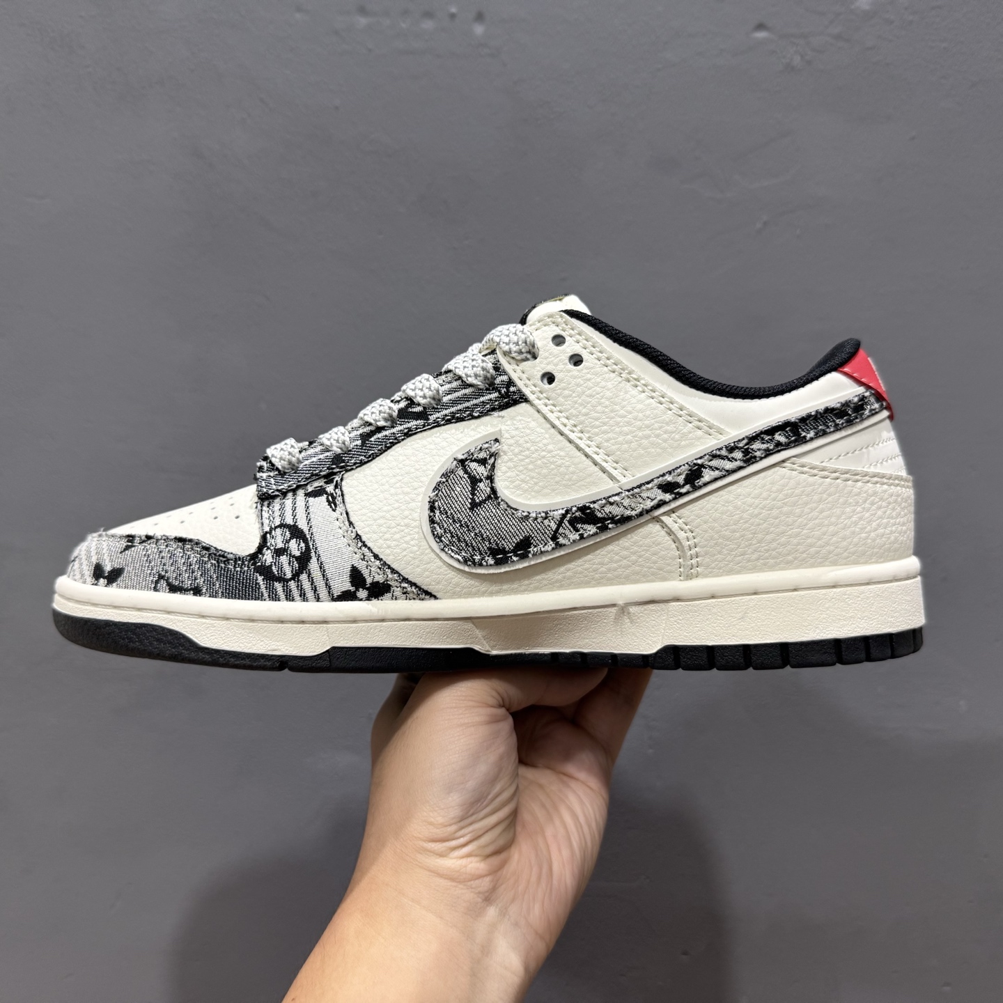 260 海外爆款限量发售！ Nike SB Dunk Low“LV联名——白灰黑底配色” 高端定制 低帮休闲板鞋 JY6988-110