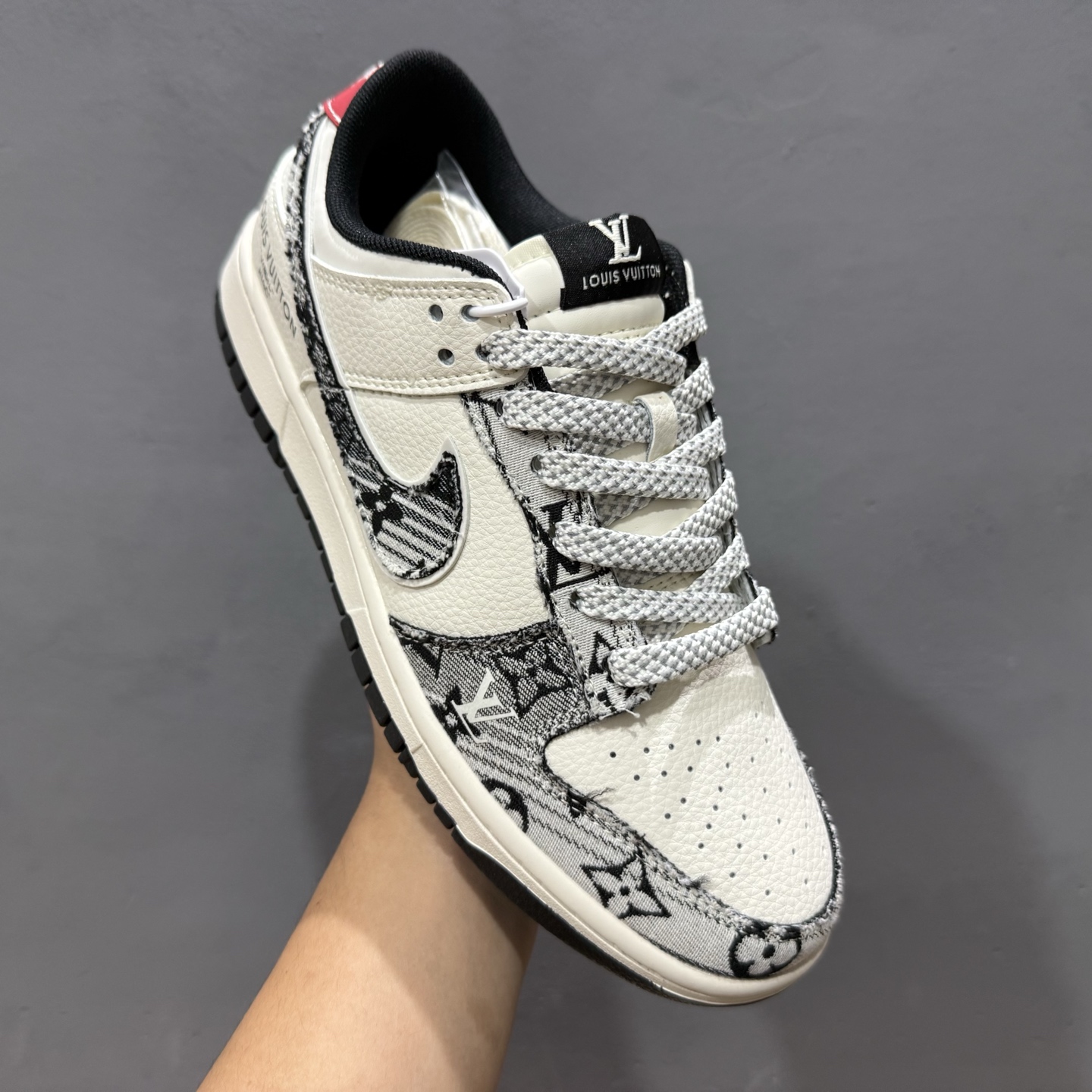 260 海外爆款限量发售！ Nike SB Dunk Low“LV联名——白灰黑底配色” 高端定制 低帮休闲板鞋 JY6988-110