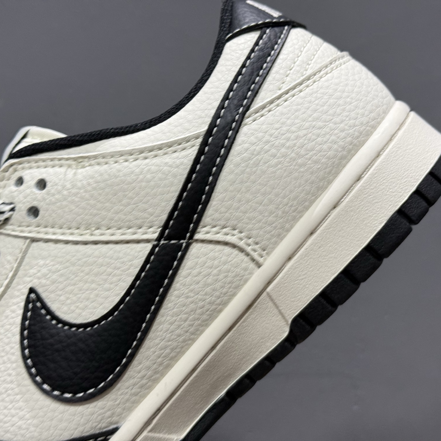 260 海外爆款限量发售！ Nike SB Dunk Low“UN联名——经典黑白配色” 高端定制 低帮休闲板鞋 SD6868-110