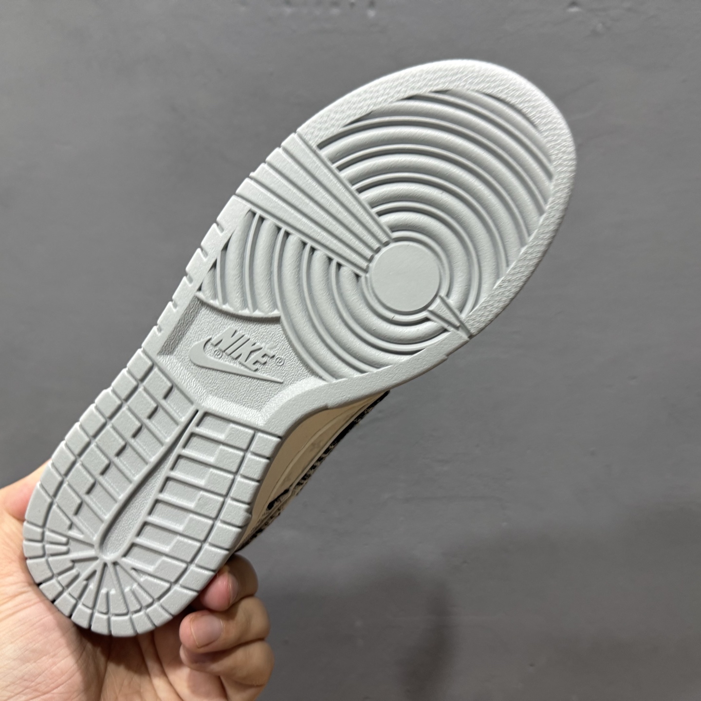 280 T版 Nike SB Dunk Low LV联名 百搭米灰 周年高端定制 低帮休闲板鞋 sc9772-807