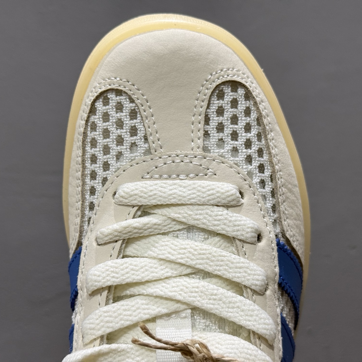 180 AD GAZELLE INDOOR 米白色 此款鞋延续了橡胶外底和经典款式的传统 JH5419