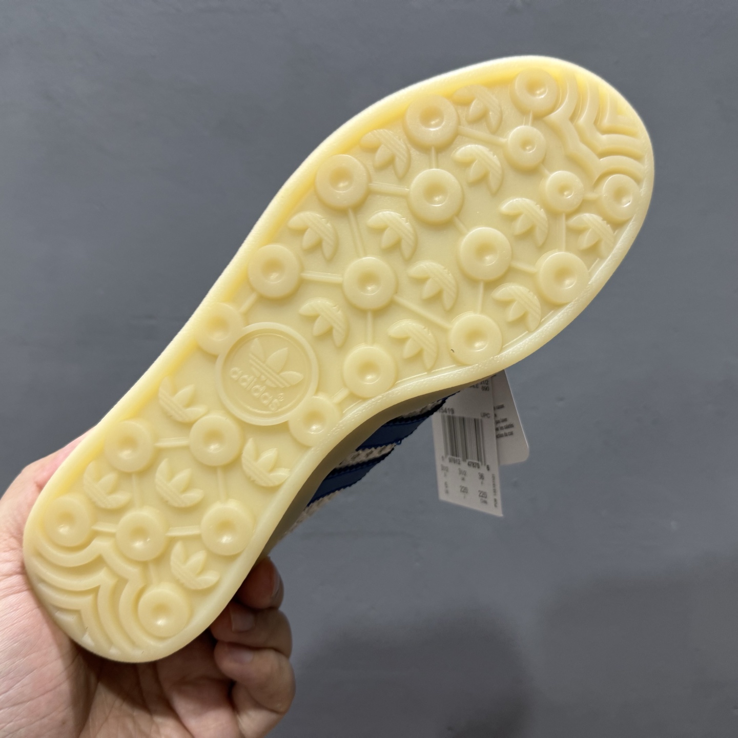 180 AD GAZELLE INDOOR 米白色 此款鞋延续了橡胶外底和经典款式的传统 JH5419