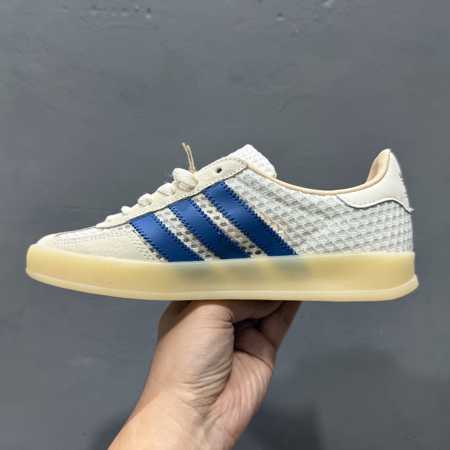 180 AD GAZELLE INDOOR 米白色 此款鞋延续了橡胶外底和经典款式的传统 JH5419