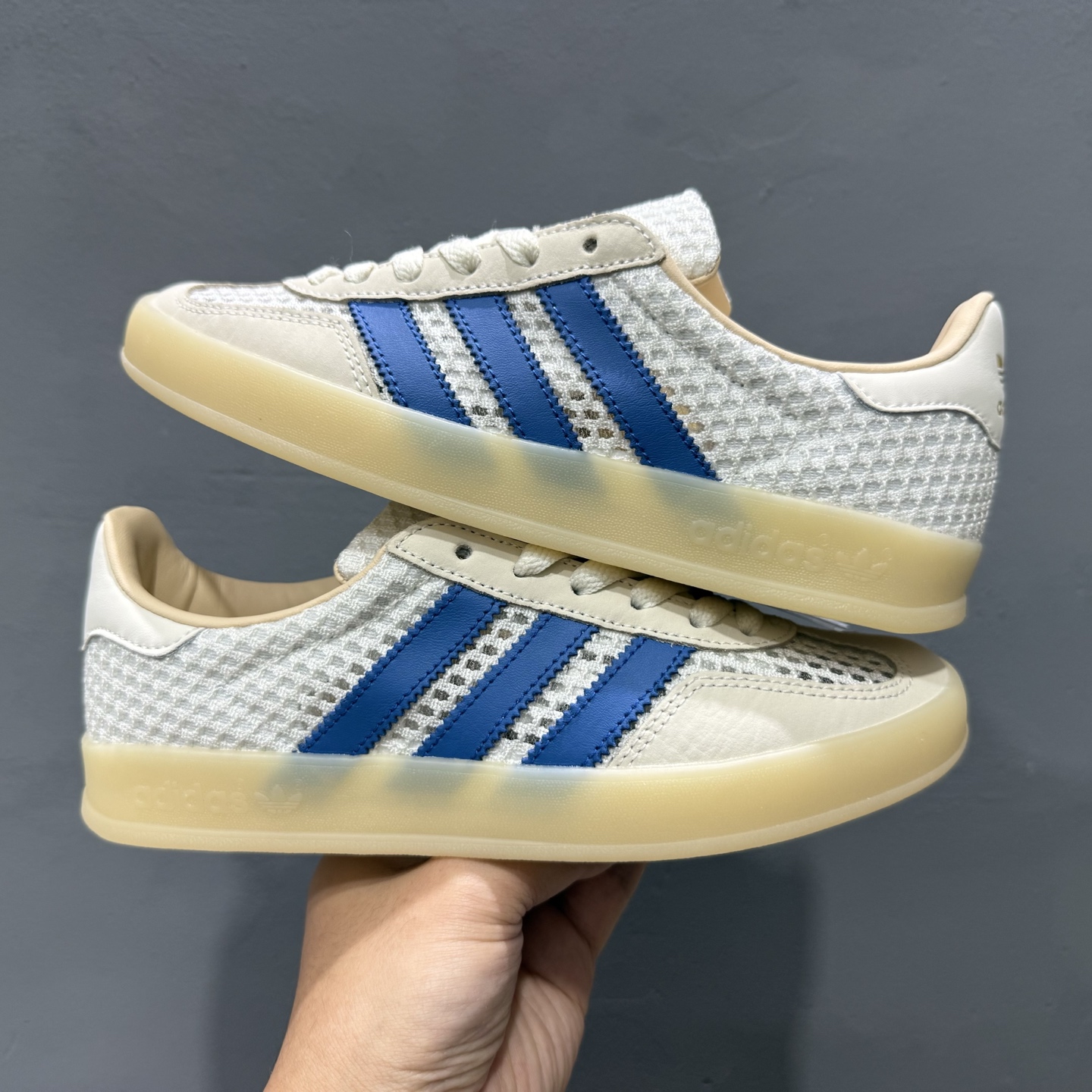 180 AD GAZELLE INDOOR 米白色 此款鞋延续了橡胶外底和经典款式的传统 JH5419