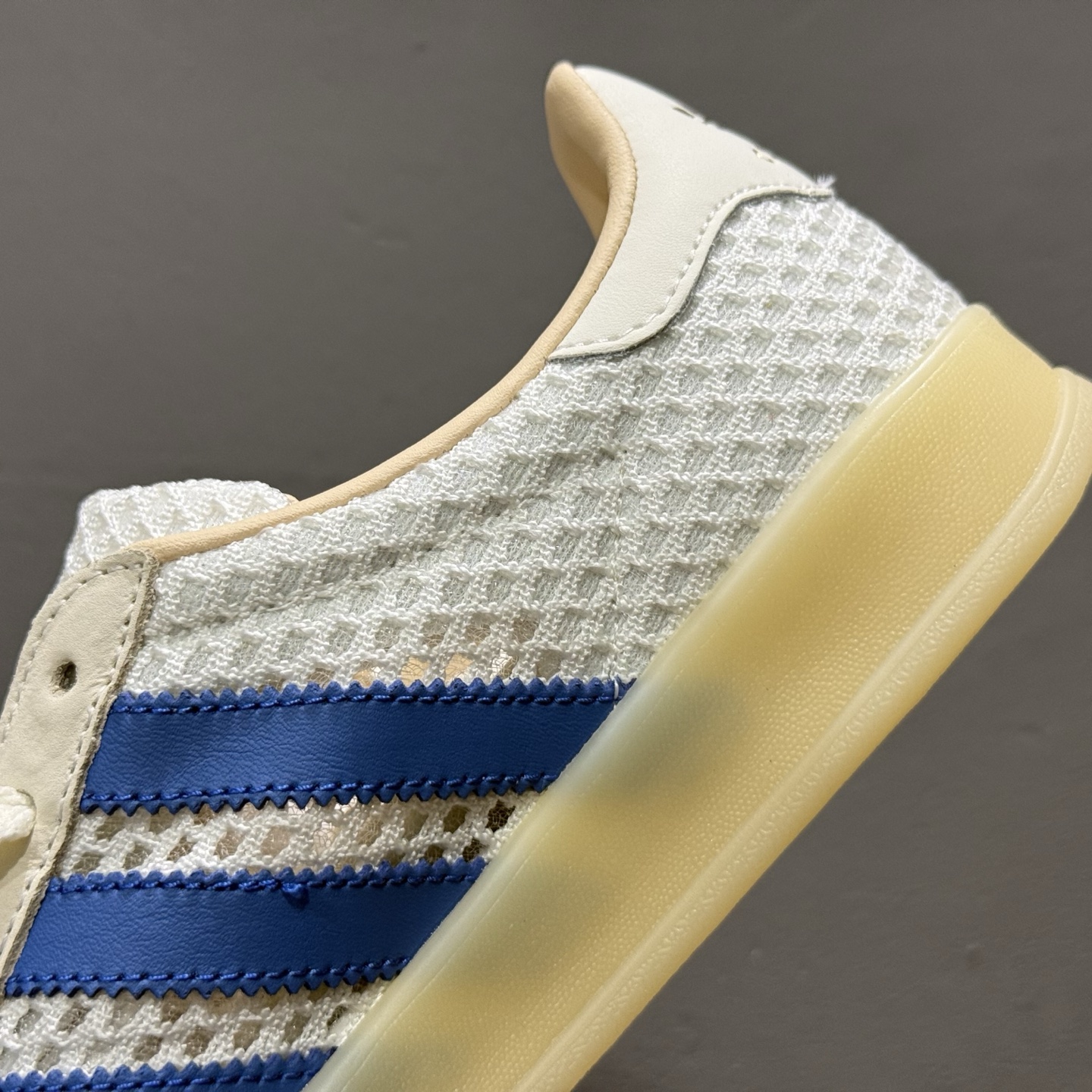 180 AD GAZELLE INDOOR 米白色 此款鞋延续了橡胶外底和经典款式的传统 JH5419