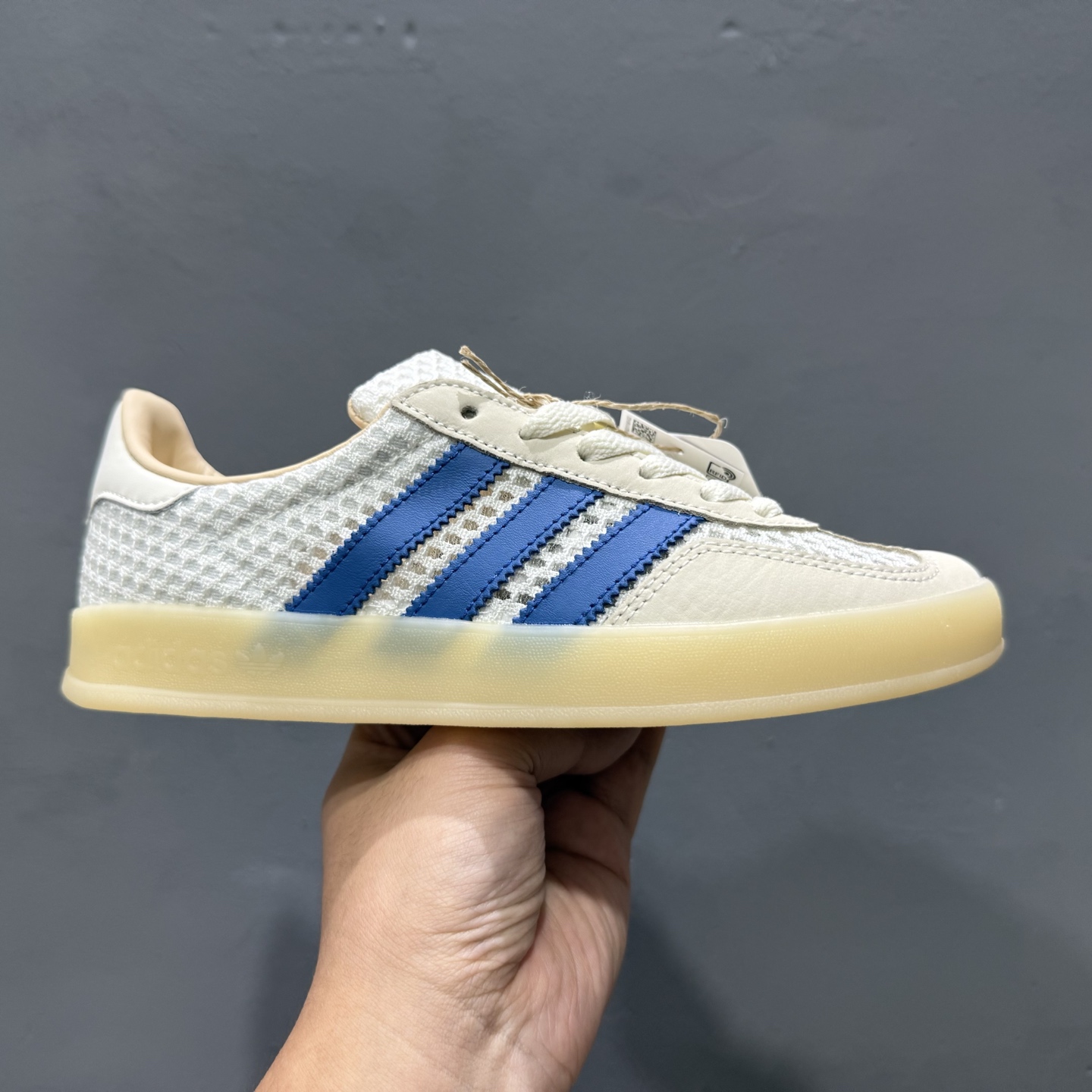 180 AD GAZELLE INDOOR 米白色 此款鞋延续了橡胶外底和经典款式的传统 JH5419