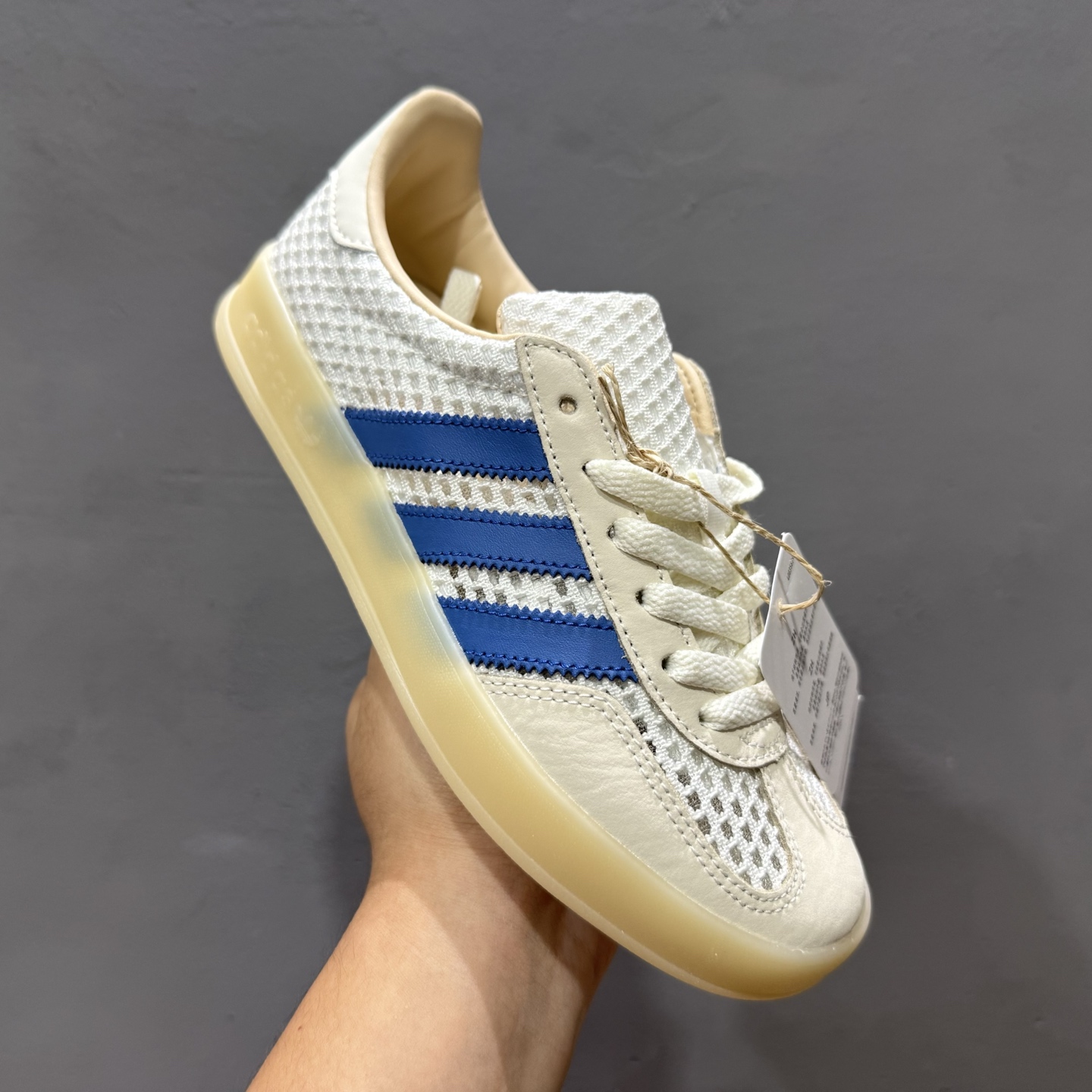 180 AD GAZELLE INDOOR 米白色 此款鞋延续了橡胶外底和经典款式的传统 JH5419