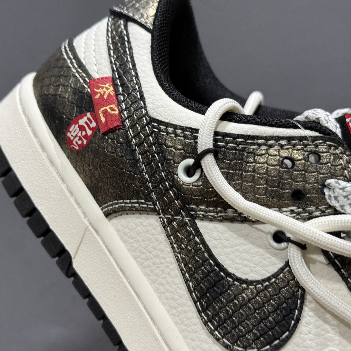 300 Nike SB Dunk Low 蛇年系列 绑带渐变黑勾 周年高端定制 低帮休闲板鞋 YX5066-310
