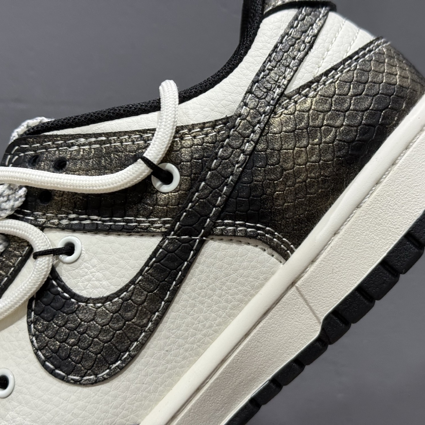 300 Nike SB Dunk Low 蛇年系列 绑带渐变黑勾 周年高端定制 低帮休闲板鞋 YX5066-310