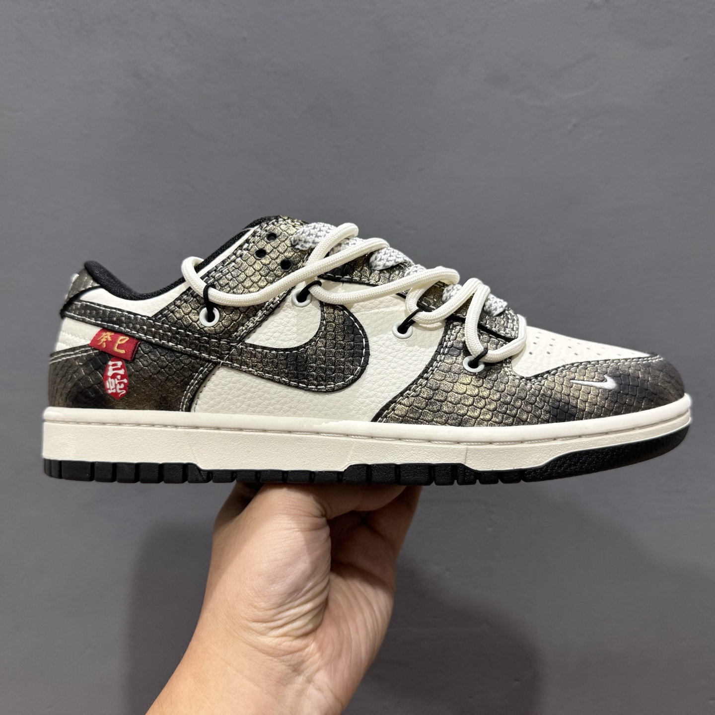 300 Nike SB Dunk Low 蛇年系列 绑带渐变黑勾 周年高端定制 低帮休闲板鞋 YX5066-310
