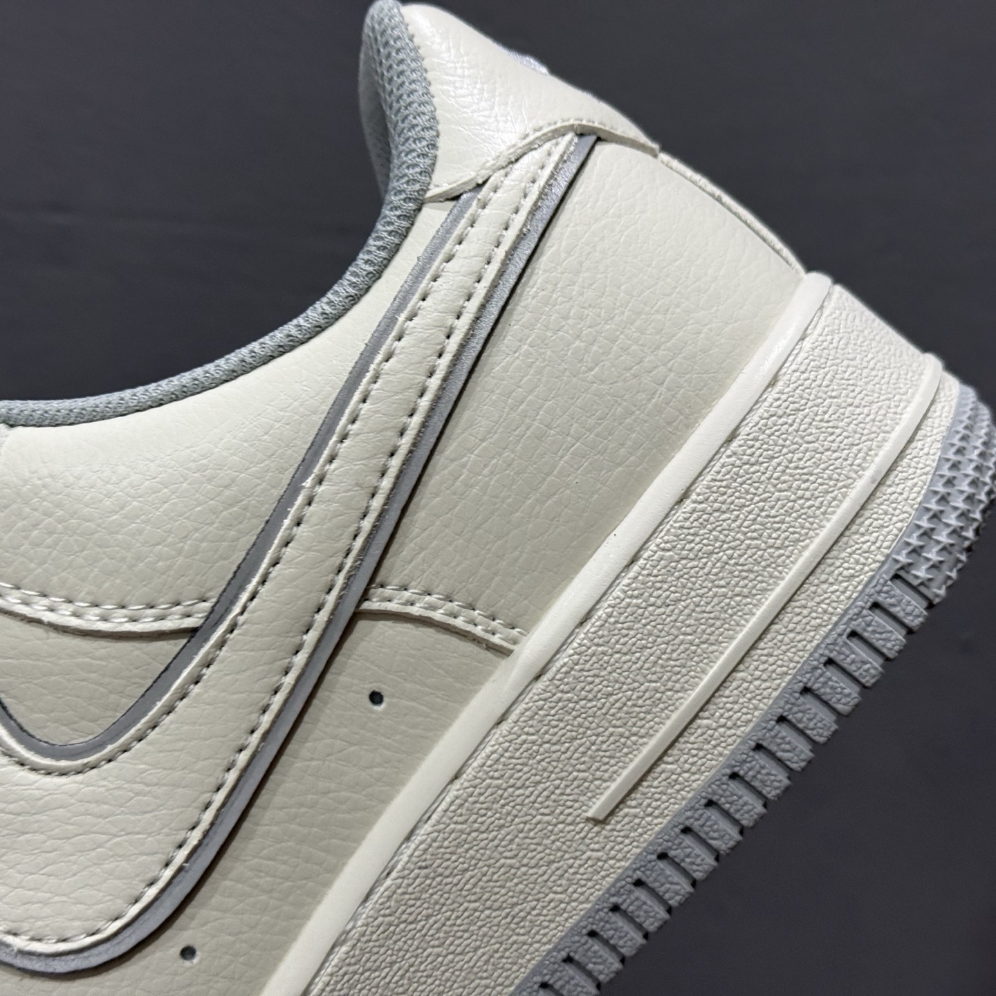 ￥200 Stussy x Nk Air Force 1'07 Low 斯图西联名 空军一号米灰反光低帮休闲板鞋 UN1815-802